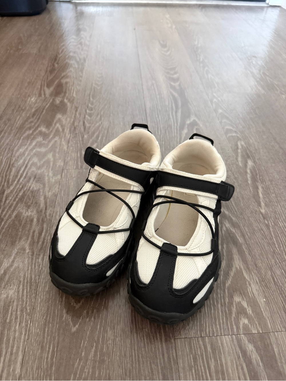 FILA echappe mary jane sneakers size 5.5